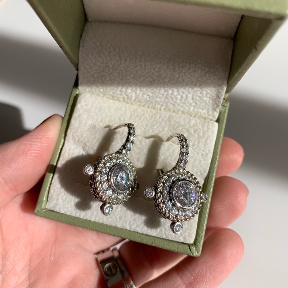 Judith rips earrings